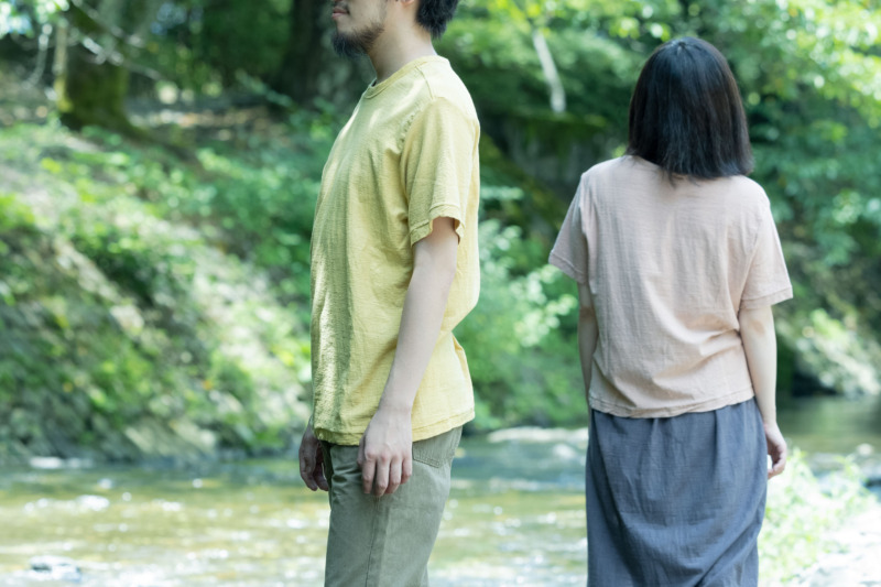 自然の⾊を⻑く着る暮らし tezomeya