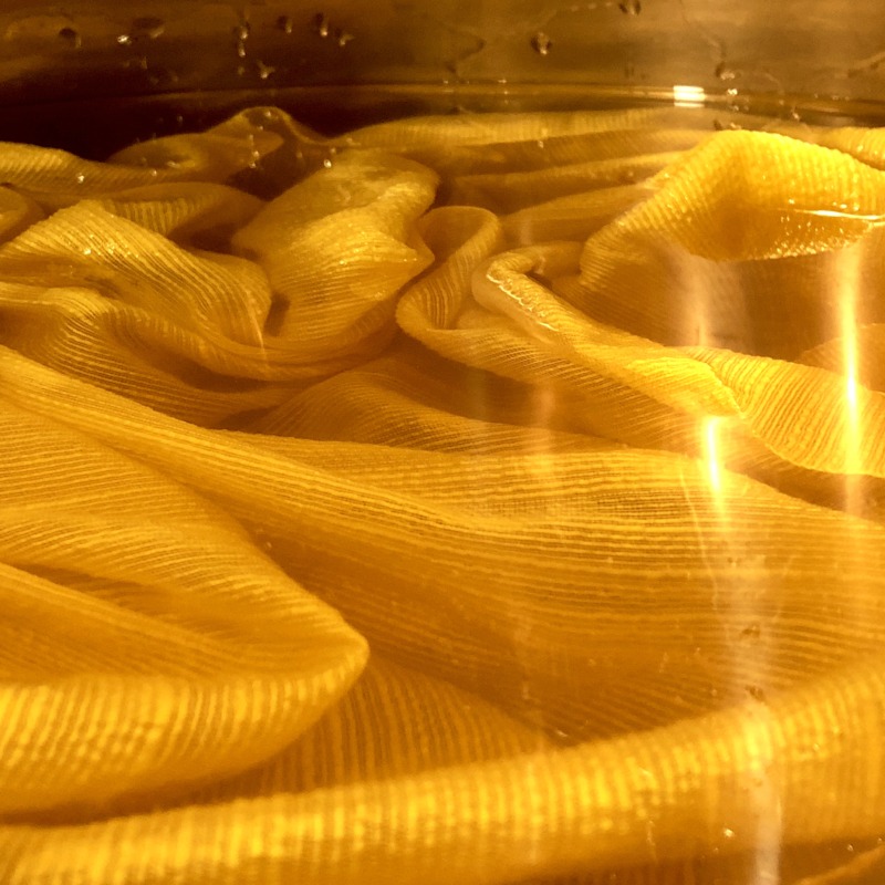 天皇のみが着用できる謎多き色彩「黄櫨染」Ⅱ 基本の染め方　～天然染料と草木染めのイロイロ話